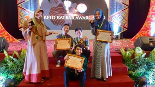 Foto RADIO MUJAHIDIN RAIH 3 PIALA & 8 PIAGAM PENGHARGAAN KPID KALBAR AWARD 2019